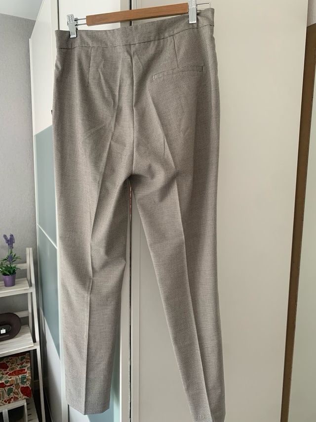 Pantalón Zara gris con detalle en bolsillos