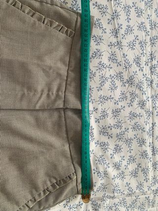 Pantalón Zara gris con detalle en bolsillos