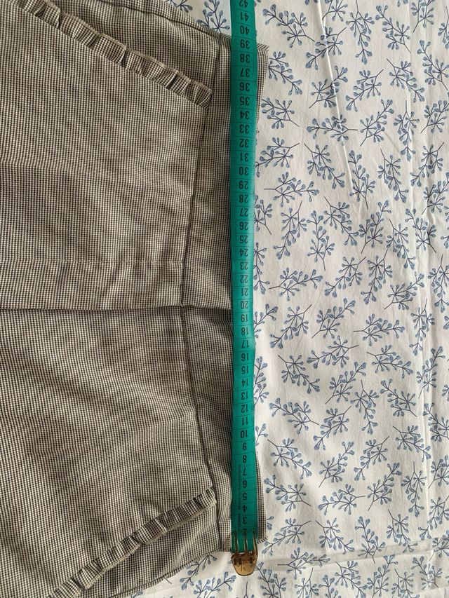 Pantalón Zara gris con detalle en bolsillos
