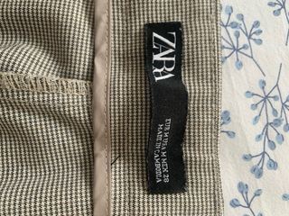 Pantalón Zara gris con detalle en bolsillos