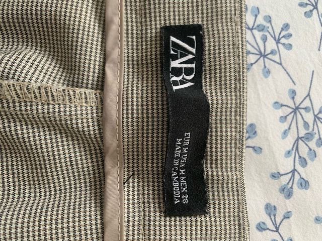 Pantalón Zara gris con detalle en bolsillos