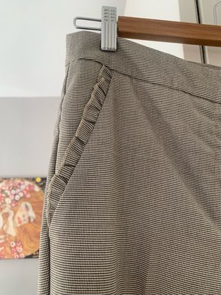 Pantalón Zara gris con detalle en bolsillos
