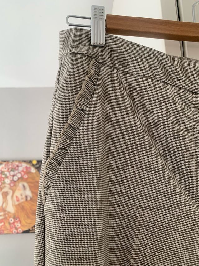 Pantalón Zara gris con detalle en bolsillos