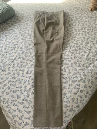Pantalón Zara gris con detalle en bolsillos