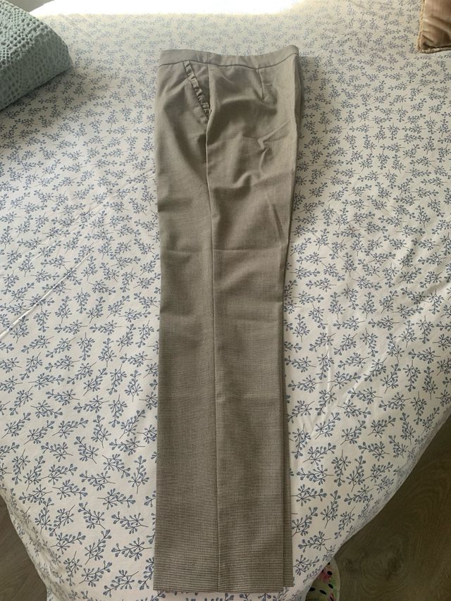 Pantalón Zara gris con detalle en bolsillos