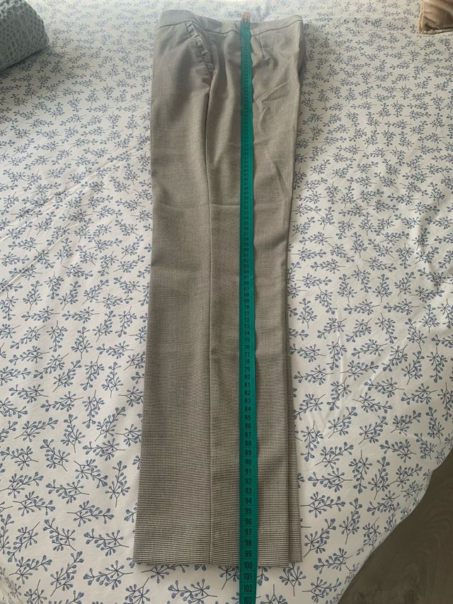 Pantalón Zara gris con detalle en bolsillos