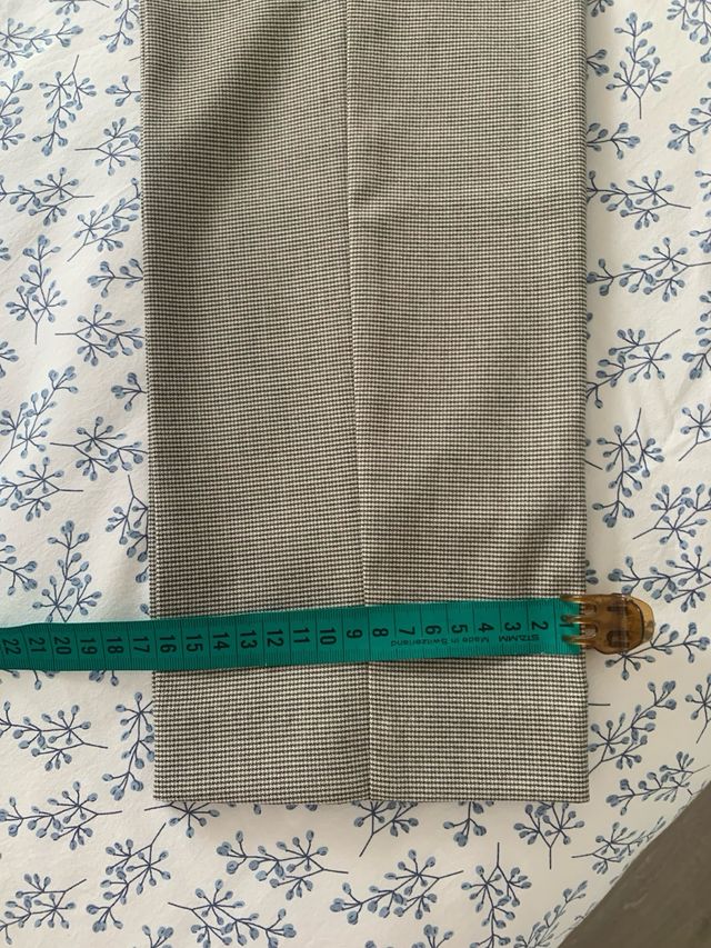 Pantalón Zara gris con detalle en bolsillos