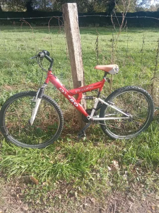 Bicicleta de montaña roja