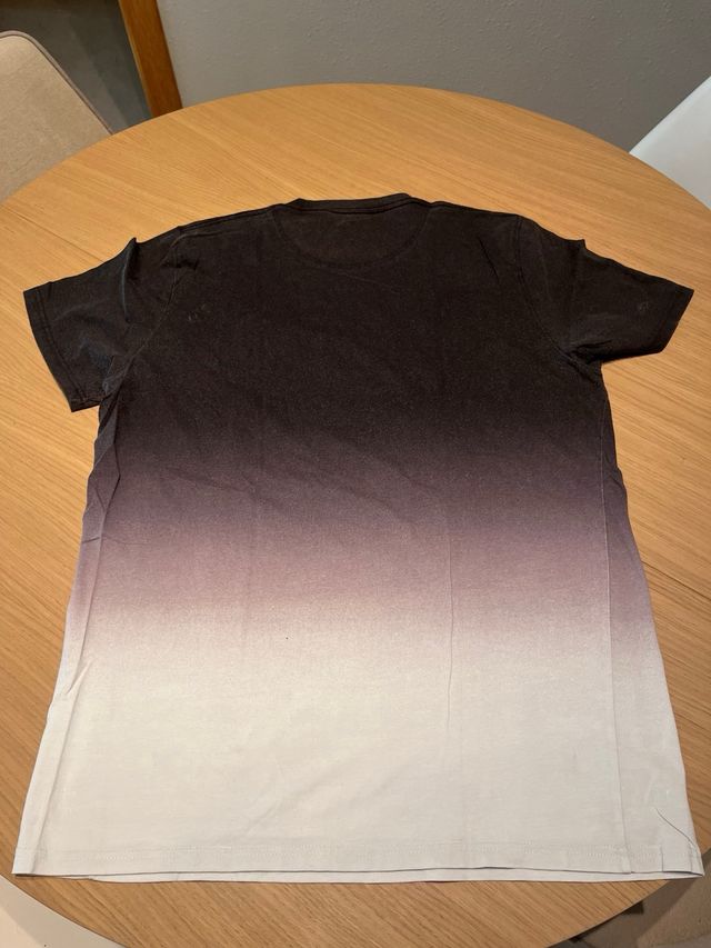 Camiseta Hollister Talla M Degradado Negro/Morado