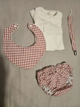 Conjunto bebé: blusa elegantede Gocco, babero y br