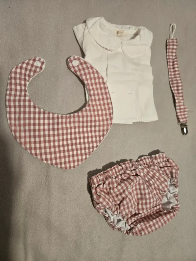 Set neonato: body, bavaglino e mutandina