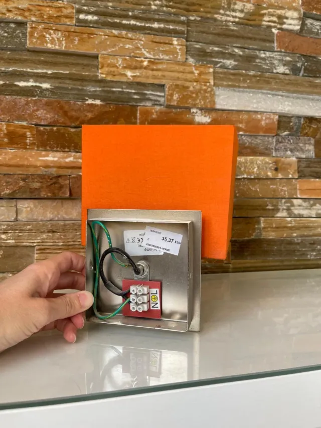 Lámpara de pared naranja y plateada