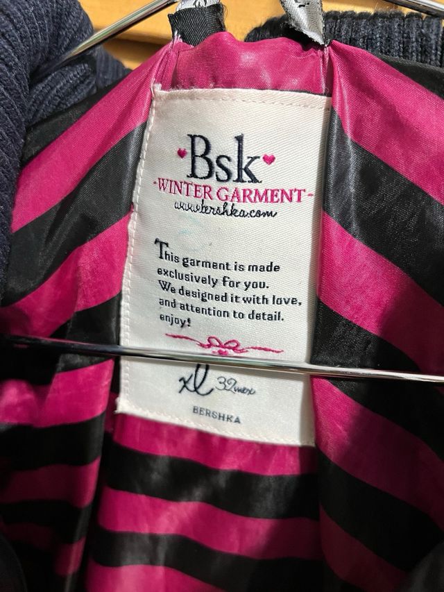 Chaqueta Bsk negra forro rosa.