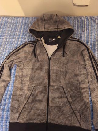 2 sudaderas una Nike y otra Adidas 