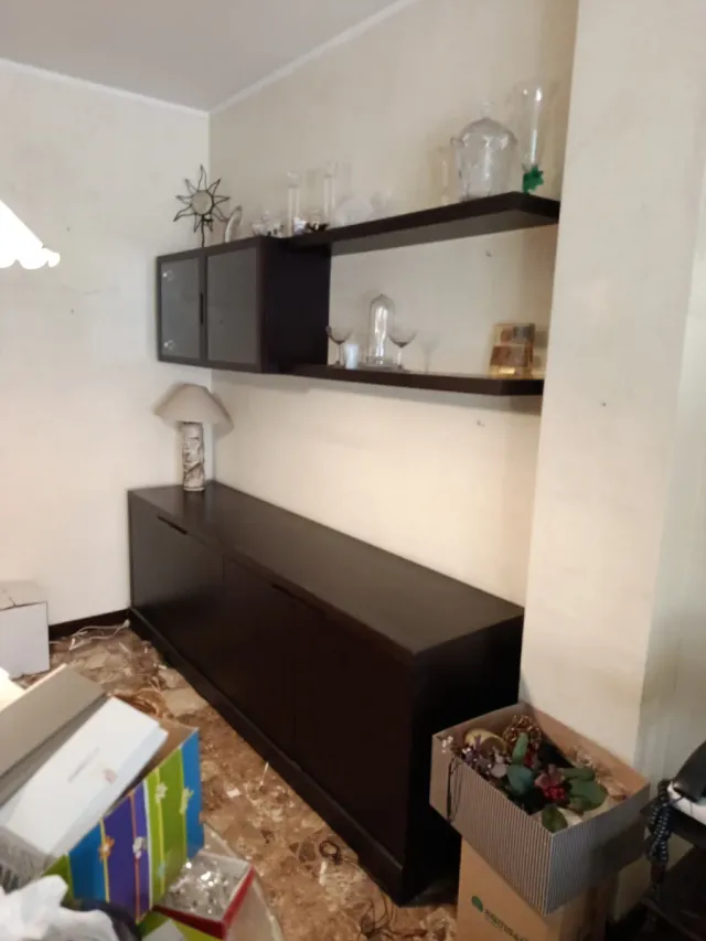 Mueble de comedor marrón y cristal