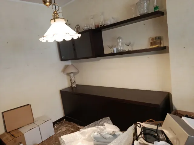 Mueble de comedor marrón y cristal