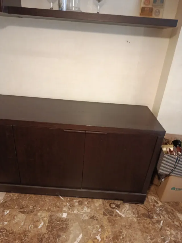 Mueble de comedor marrón y cristal