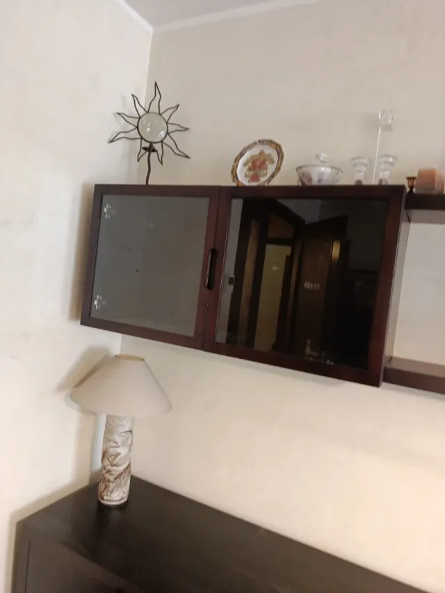 Mueble de comedor marrón y cristal