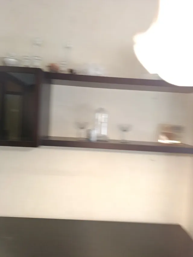 Mueble de comedor marrón y cristal