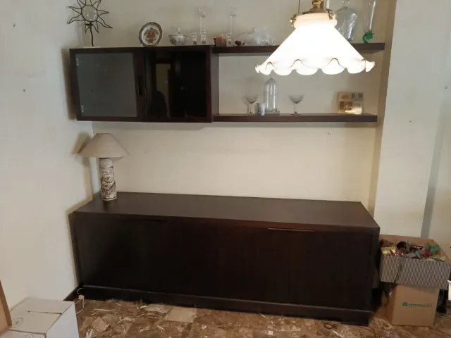 Mueble de comedor marrón y cristal