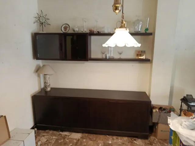 Mueble de comedor marrón y cristal