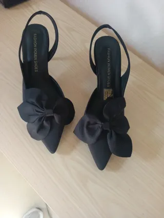 Zapatos de tacón negros con lazo