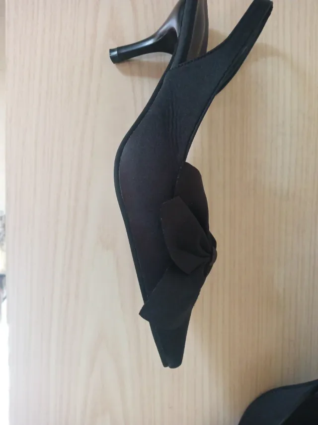 Zapatos de tacón negros con lazo