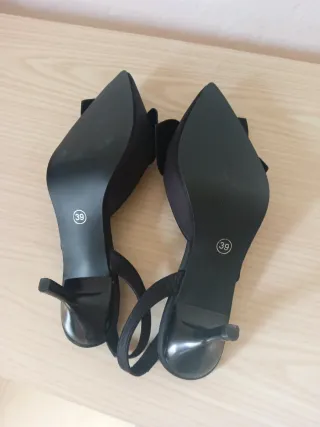 Zapatos de tacón negros con lazo
