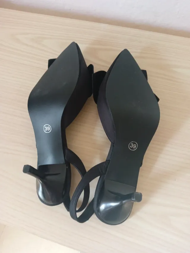 Zapatos de tacón negros con lazo