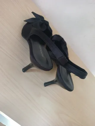 Zapatos de tacón negros con lazo