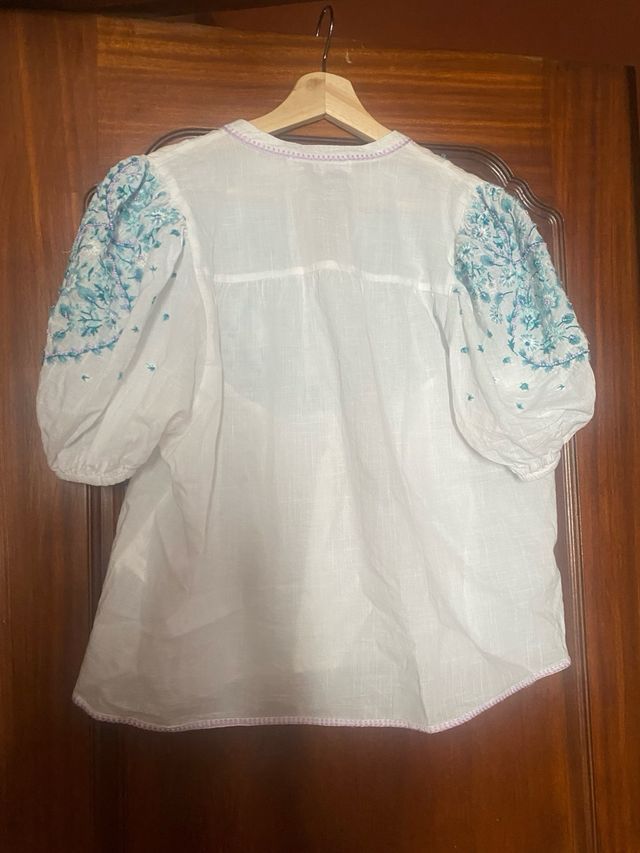 Camisa Sfera bordada blanca y turquesa