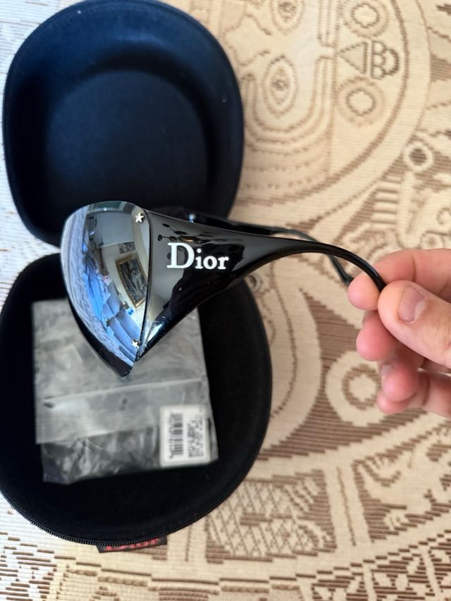 Gafas de sol Dior negras.