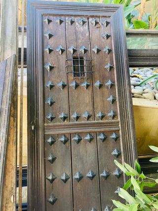 Puerta madera maciza con herrajes