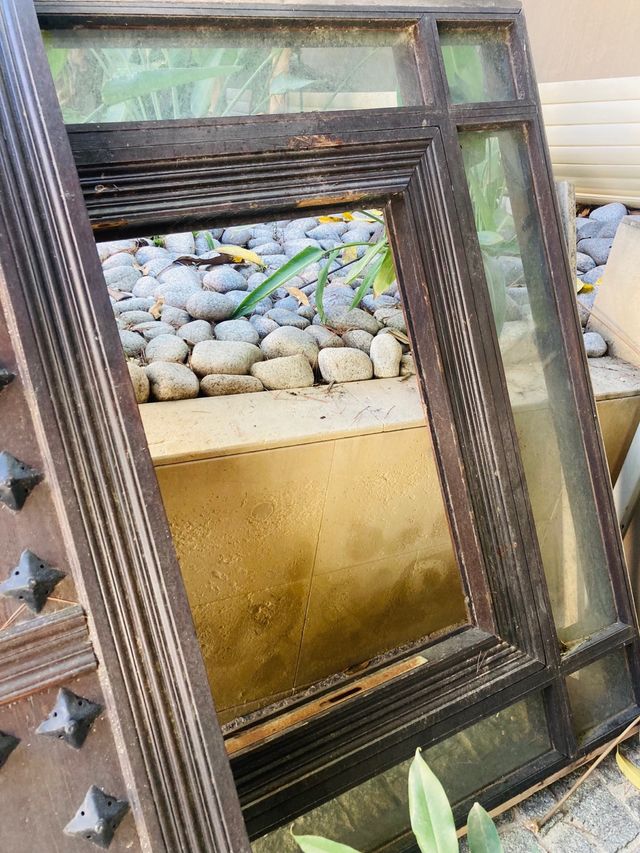 Puerta madera maciza con herrajes