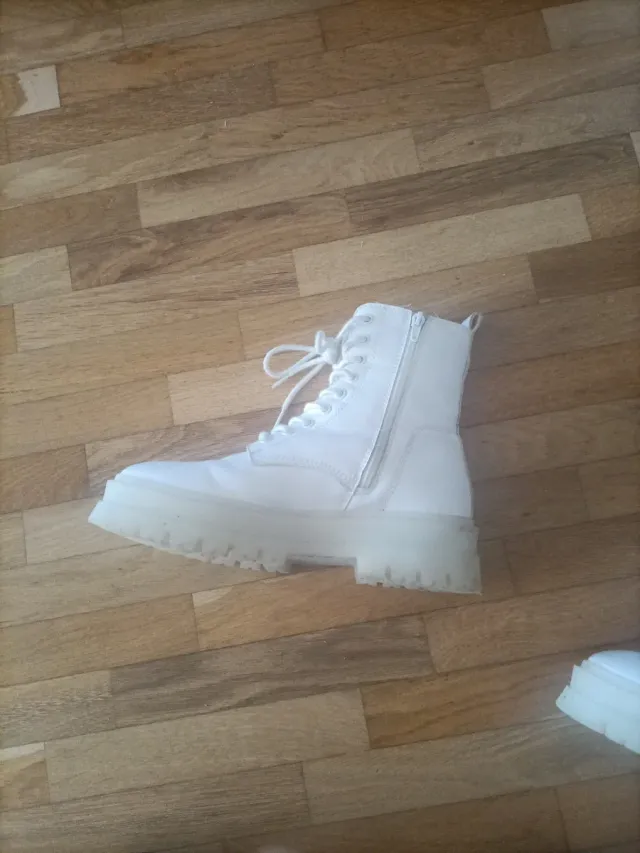 Botas de piel blancas para niña