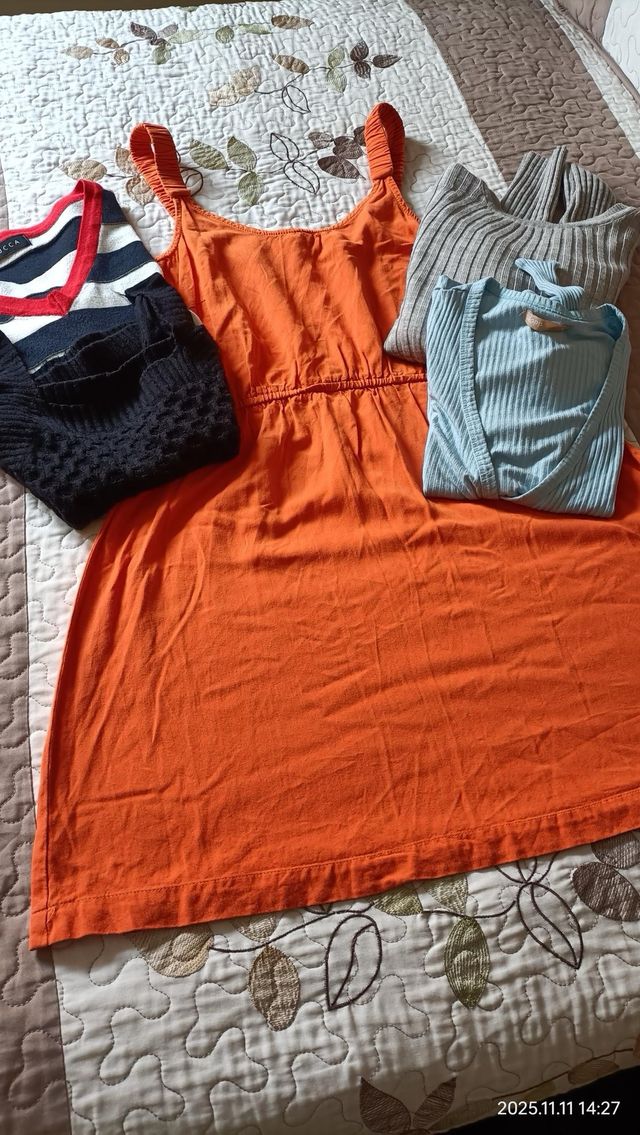 Top Croc, Jerseys cortitos y vestido 4€