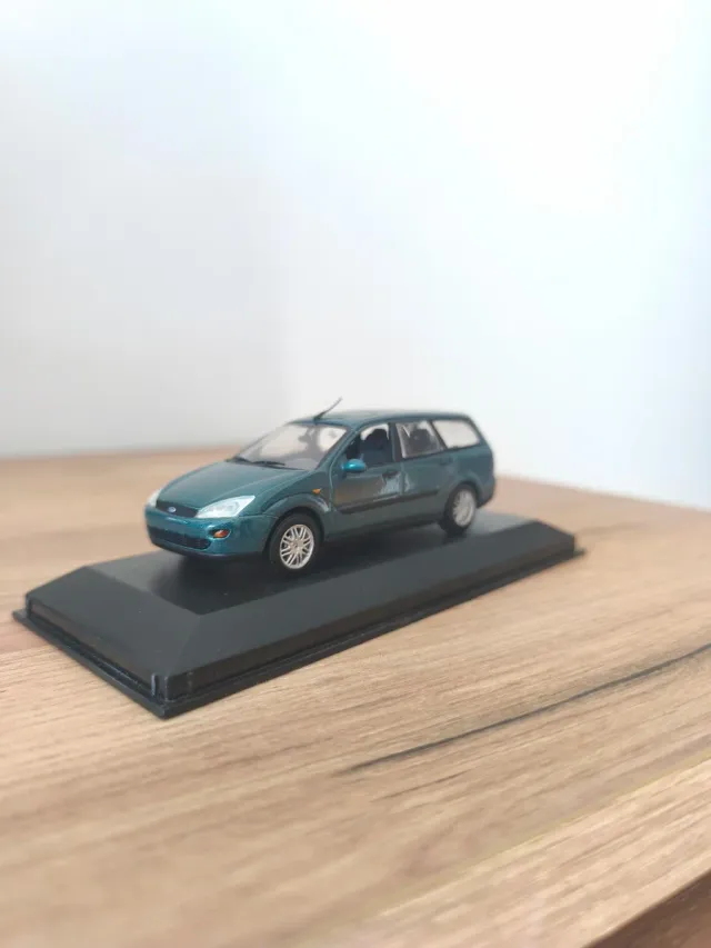 Ford Focus Ghia Minichamps