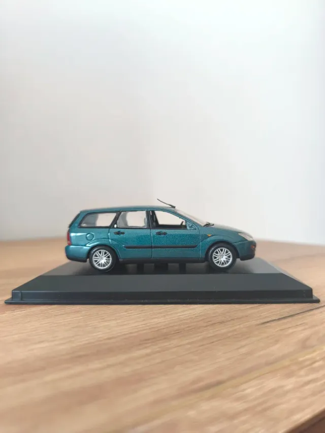 Ford Focus Ghia Minichamps