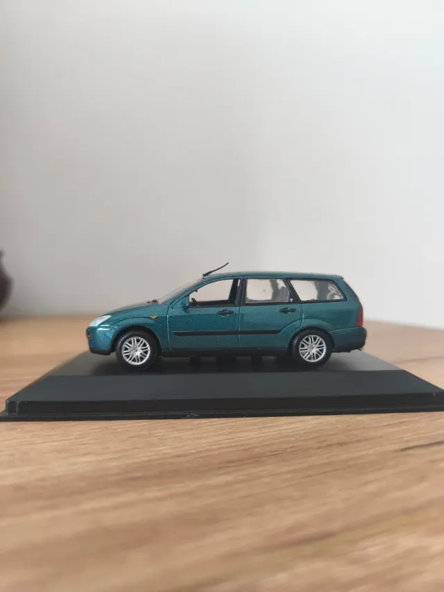 Ford Focus Ghia Minichamps