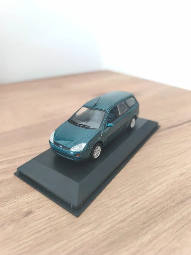 Ford Focus Ghia Minichamps