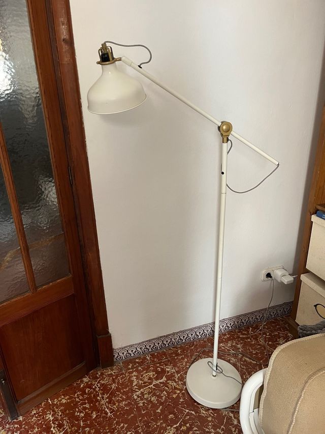 Lampada da terra Ikea Ranarp bianca e dorata