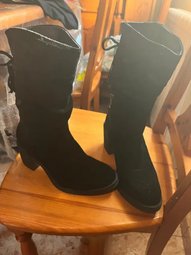 Botas de ante negro con tacón y cremallera