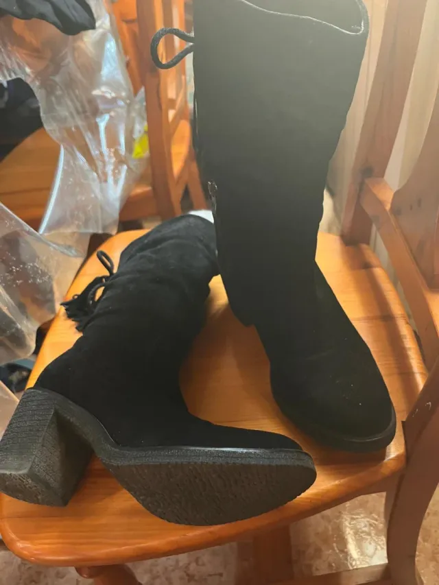 Botas de ante negro con tacón y cremallera