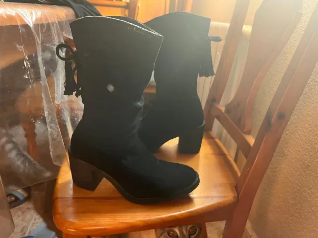 Botas de ante negro con tacón y cremallera