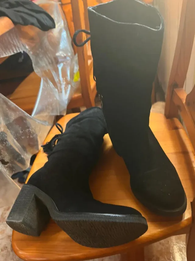 Botas de ante negro con tacón y cremallera