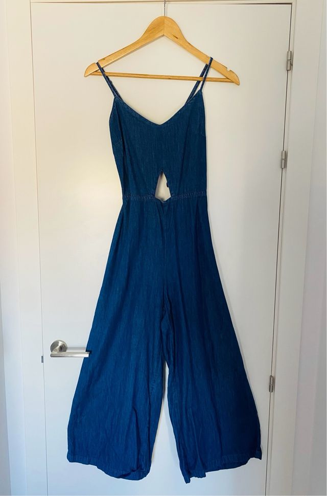 Mono de jean azul con abertura