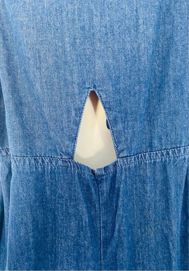 Mono de jean azul con abertura