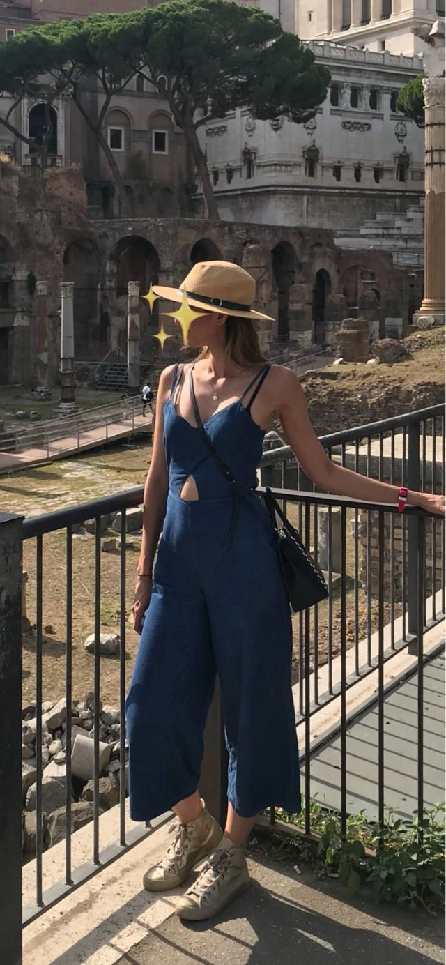 Mono de jean azul con abertura