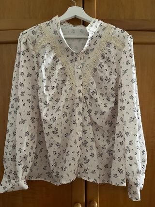 Blusa floral con encaje. Es talla 44 pero es 42