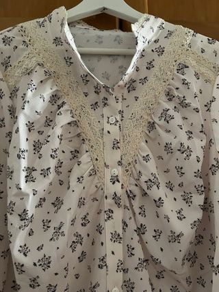Blusa floral con encaje. Es talla 44 pero es 42
